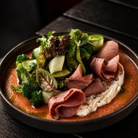 Салат зеленый с копченой говядиной заказать доставку ROJO ресторан Алматы